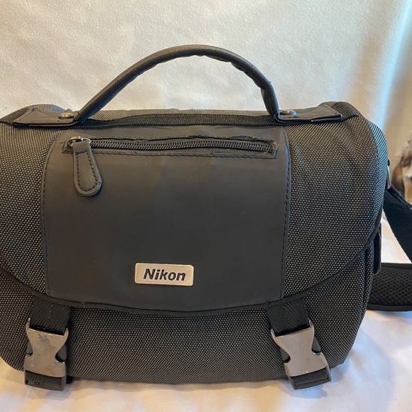 Nikon Camera Bag Including Assorted Lens Cleaning Supplies. CLEAN, EXCELLENT! - Picture 7 of 9